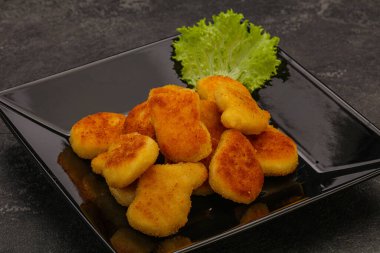 Kızarmış tavuk nugget. Salata yaprakları.
