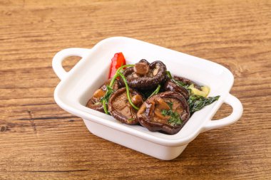 Baharatlı ve otlu terbiye edilmiş Shiitake mantarı.