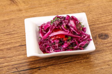 Bitki ve baharatlı kırmızı lahana turşusu