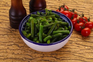 Taze fasulye kasede pişmeye hazır.