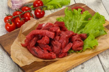 Çiğ et dilimlenmiş, pişirmeye hazır.
