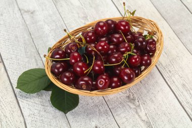 Yapraklarla dolu olgun kiraz yığını