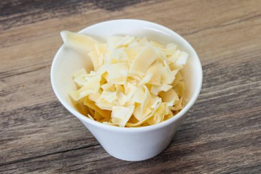 Hindistan cevizi kuru cipsi kasede atıştırmalık.