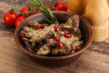 Krema soslu tavuk ciğeri biberiye servis edildi.