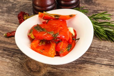 Baharatlı marine edilmiş kırmızı dolma biber.