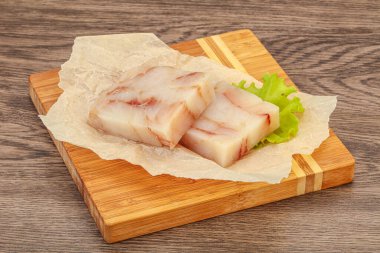 Pişirmek için çiğ balık filetosu.