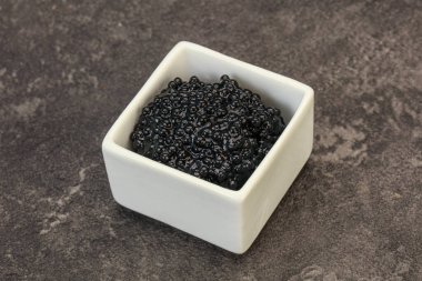 Lüks balık, kâsede siyah havyar.