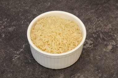 Tabakta çiğ Hint basmati pilavı