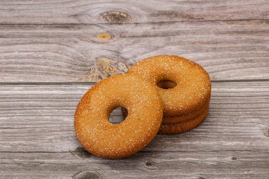 Tatlı ve çıtır çıtır zencefilli kurabiye yığını