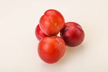 Olgun tatlı kırmızı erik yığını