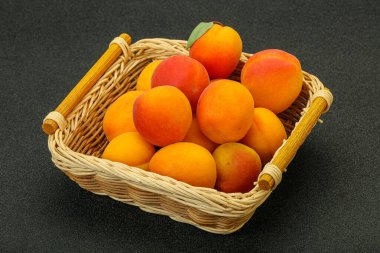 Taze, tatlı, birkaç kayısı meyvesi.