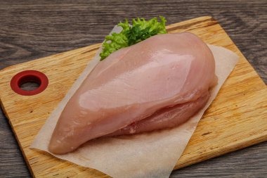 Pişirmek için çiğ tavuk göğsü.