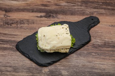 Izgara için naneli Yunan Halloumi peyniri