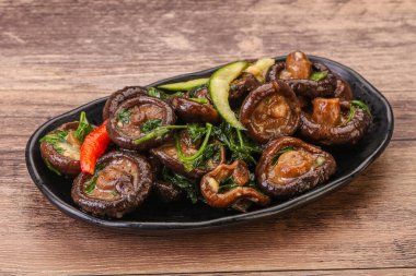 Baharatlı ve otlu terbiye edilmiş Shiitake mantarı.