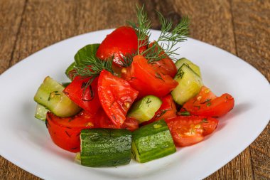 Taze sebzeli bahar salatası - domates ve salatalık