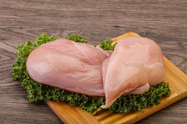 Pişirmek için iki çiğ tavuk göğsü