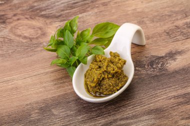 Fesleğen ve sedir fıstıklı yeşil sos sosu.