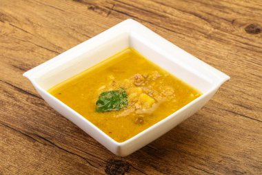 Füme et ve sebzeli bezelye çorbası.