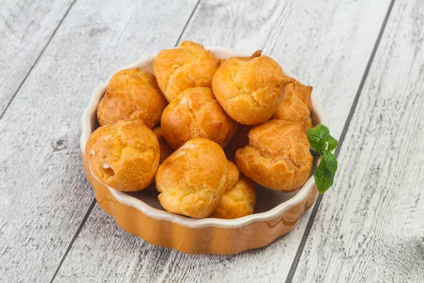 Sladké Chutné Profiteroles Hromada Misce Sloužil Máta — Stock fotografie