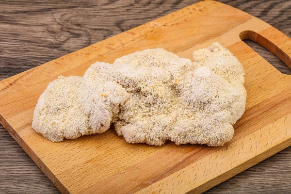 Kızartma için çiğ domuz eti şnitzel.