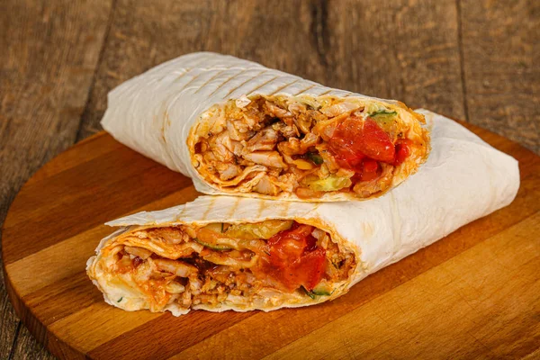 Et, sebze ve soslu ızgara Shawarma.