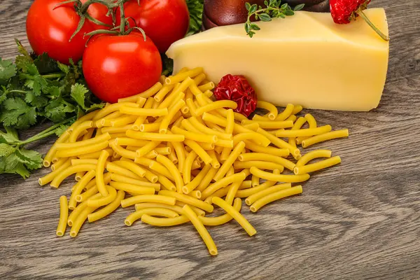 Italiaanse Pasta Rauwe Maccheroni Voor Het Koken Geserveerd Groenten — Stockfoto