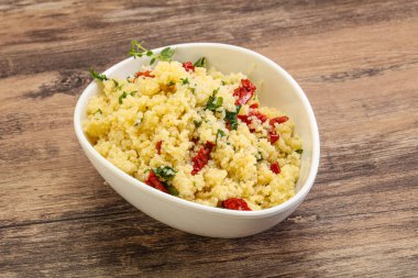 Vejetaryen yemeği - sebzeli kuskus ve maydanoz.