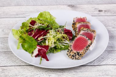 Susamlı taze dilimlenmiş ton balıklı salata.