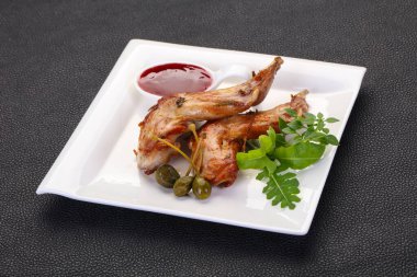 Dut soslu kızarmış tavşan bacağı.