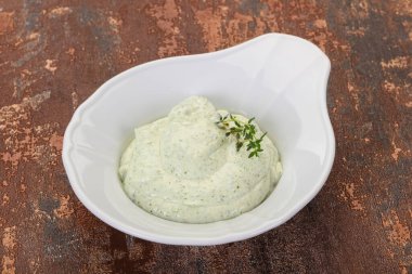 Bitki ve sarımsaklı süzme krema.