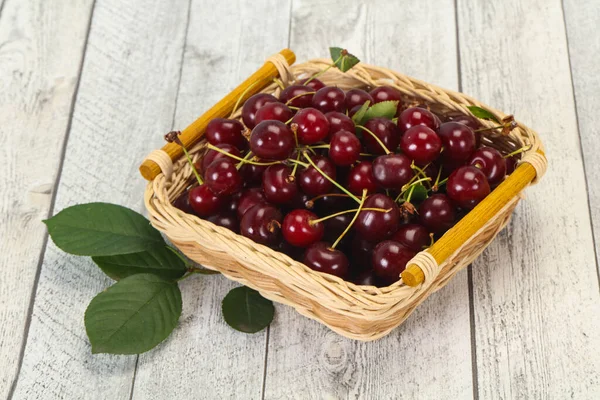 Yapraklarla dolu olgun kiraz yığını