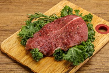 Baharatlı ızgara için çiğ biftek.