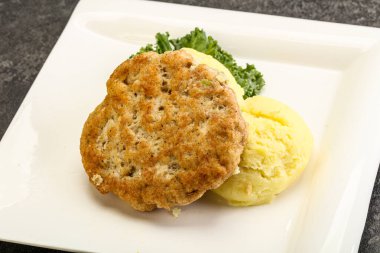 Kıymalı tavuk pirzolası ve patates püresi.