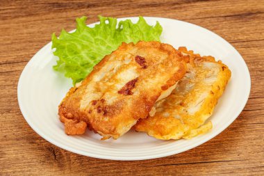 Ekmeğin içinde kızarmış morina balığı