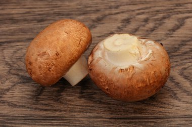 Arka planda Lezzetli Çiğ Kahverengi Şampiyonlar