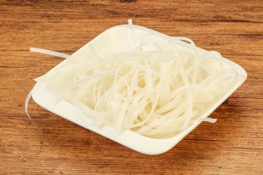 Haşlanmış pirinç eriştesi pişirmeye hazır.