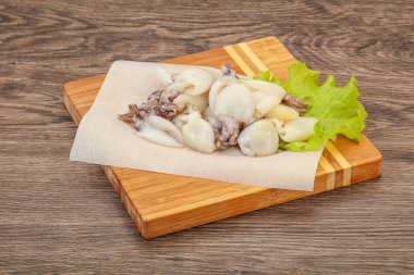 Çiğ deniz ürünleri, güvertede pişirmek için mürekkep balığı.