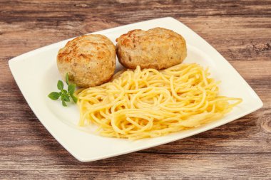 Peynirli spagetti ve ev yapımı tavuk pirzolası.