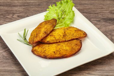 Fırında patates ve biberiye servis edilen baharatlar.