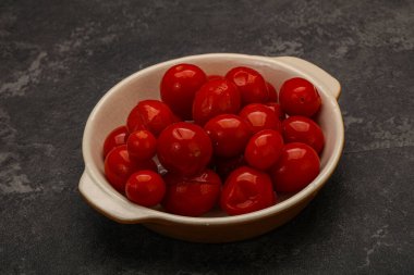 Kasede kırmızı vişneli domates turşusu