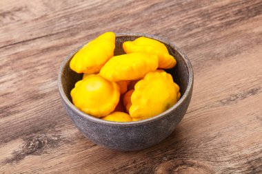 Kasede marine edilmiş bebek pastaları var.