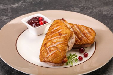 Kızarmış ördek göğsü ve çilek sosu. 