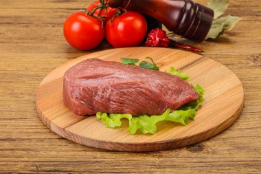 Pişirmek için çiğ et parçası.