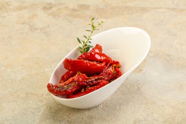 Zeytinyağlı, güneşte kurutulmuş domates, otlar ve baharatlar.