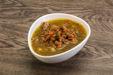 Geleneksel tavuk ve sebzeli mercimek çorbası.