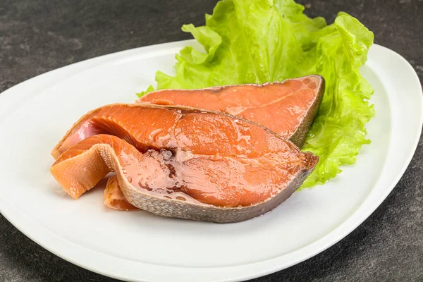 Dois Bifes Salmão Rosa Serviram Folhas Salada — Fotografia de Stock