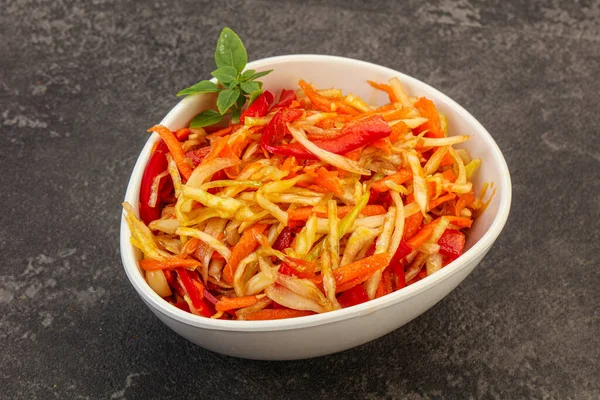 Havuç ve biberli vejetaryen lahana salatası 