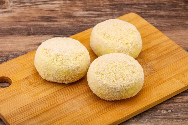 Çiğ patates ezmesi - doldurulmuş patates pirzolası - pişirmek için.