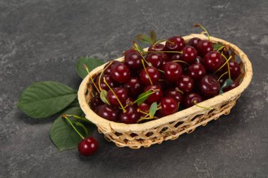 Yapraklarla dolu olgun kiraz yığını