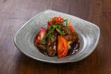 Teriyaki soslu biftek ve domates.